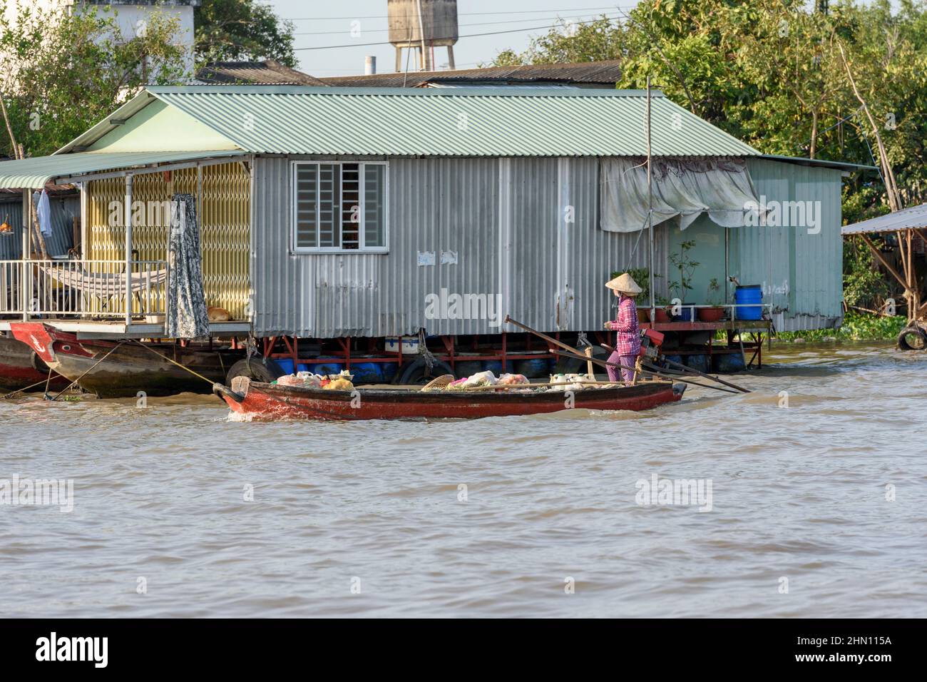 Lebensmittelhändler, die mit dem Boot zum belebten schwimmenden Cai Rang-Markt in der Nähe von Can Tho, Mekong Delta, Südvietnam reisen Stockfoto