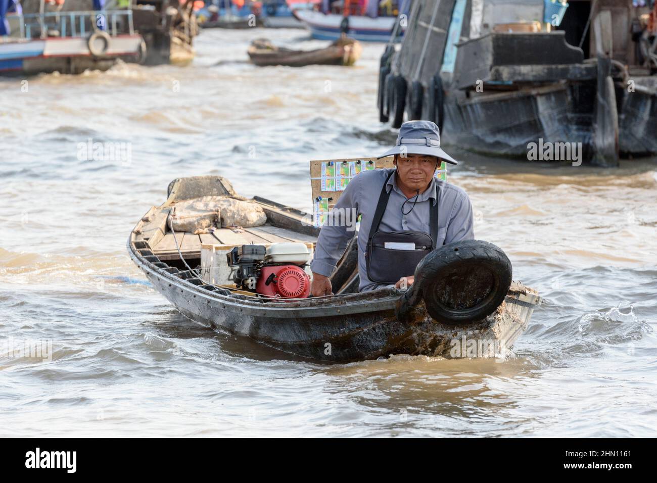 Ein Vietnamese verkauft Lottoscheine von seinem Boot an Menschen auf dem schwimmenden Markt Cai Rang in der Nähe von Can Tho, Mekong Delta, Südvietnam Stockfoto