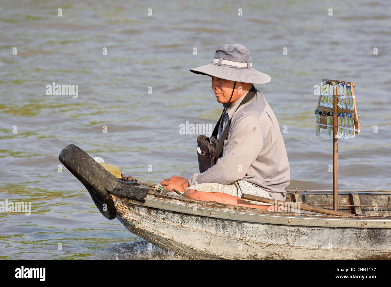 Ein Vietnamese verkauft Lottoscheine von seinem Boot an Menschen auf dem schwimmenden Markt Cai Rang in der Nähe von Can Tho, Mekong Delta, Südvietnam Stockfoto