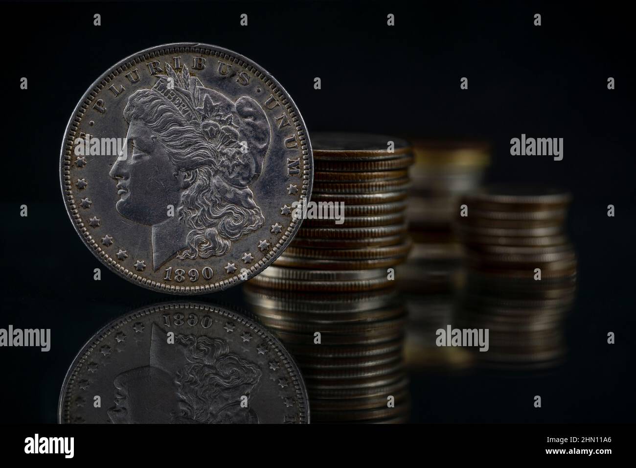 US Morgan Liberty Dollar 1890 Münzstapel verschwommene Hintergrundreflexion Stockfoto