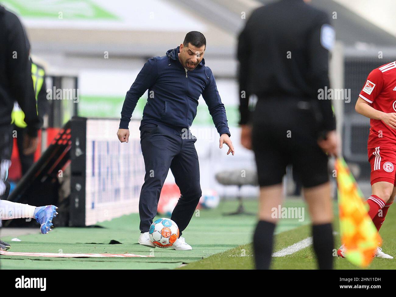 firo: 02/13/2022 Fuvuball, Fußball, 2.Bundesliga, Saison 2021/2022, F95 Fortuna Dvºsseldorf, Düsseldorf - FC Schalke 04 Diwithrios Grammozis, ganze Figur, Trainer, aus, FC Schalke 04, Mit, Ball Stockfoto