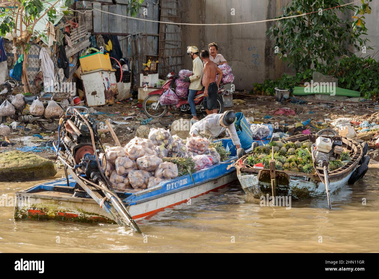Lebensmittelhändler auf dem belebten schwimmenden Cai Rang-Markt, in der Nähe von Can Tho, Mekong Delta, Südvietnam, Südostasien Stockfoto