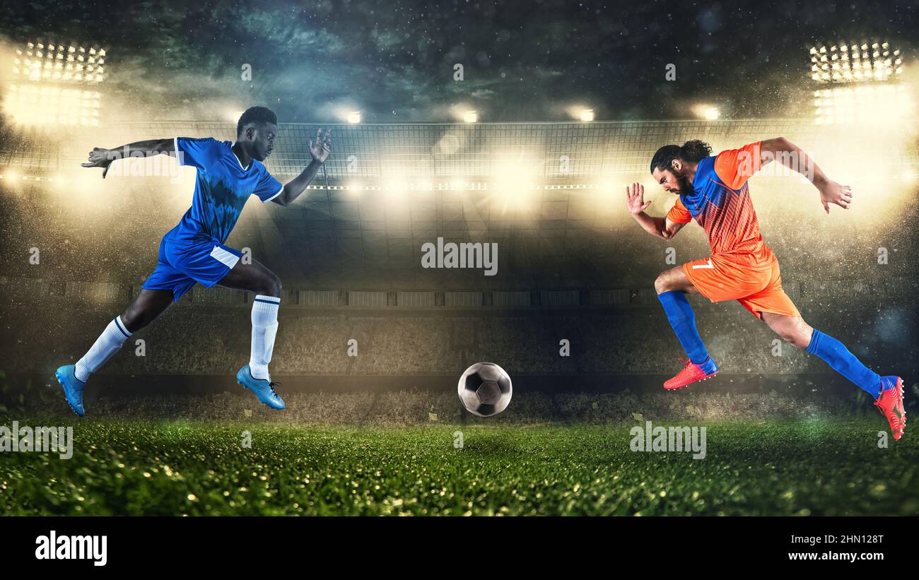 Zwei Fußballspieler fordern sich gegenseitig heraus, um den Ball im Stadion zu jagen Stockfoto