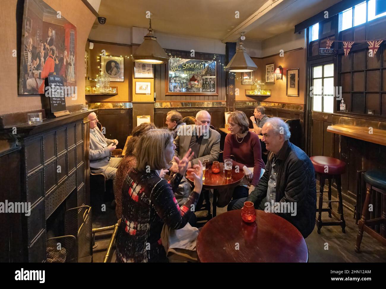 UK Pub Interior; Menschen trinken im Lamb & Flag Pub, einem traditionellen Fullers Pub aus dem 18th. Jahrhundert, Covent Garden, London, Großbritannien. Englischer Lebensstil Stockfoto