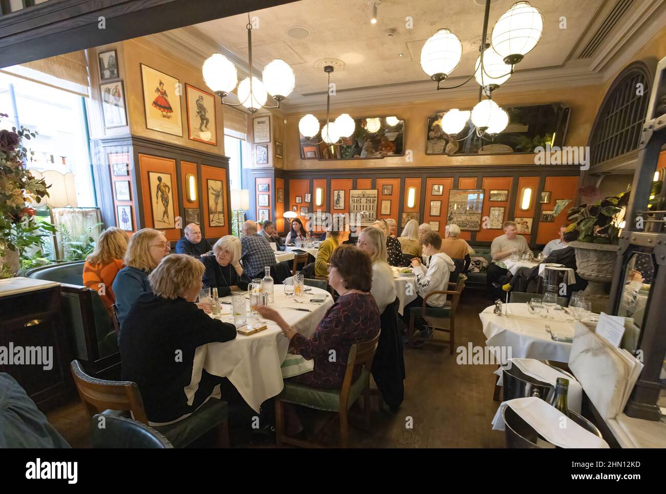 The Ivy Restaurant London; Menschen, die im Ivy Restaurant Interior, Henrietta Street, Covent Garden London, Großbritannien, essen Stockfoto