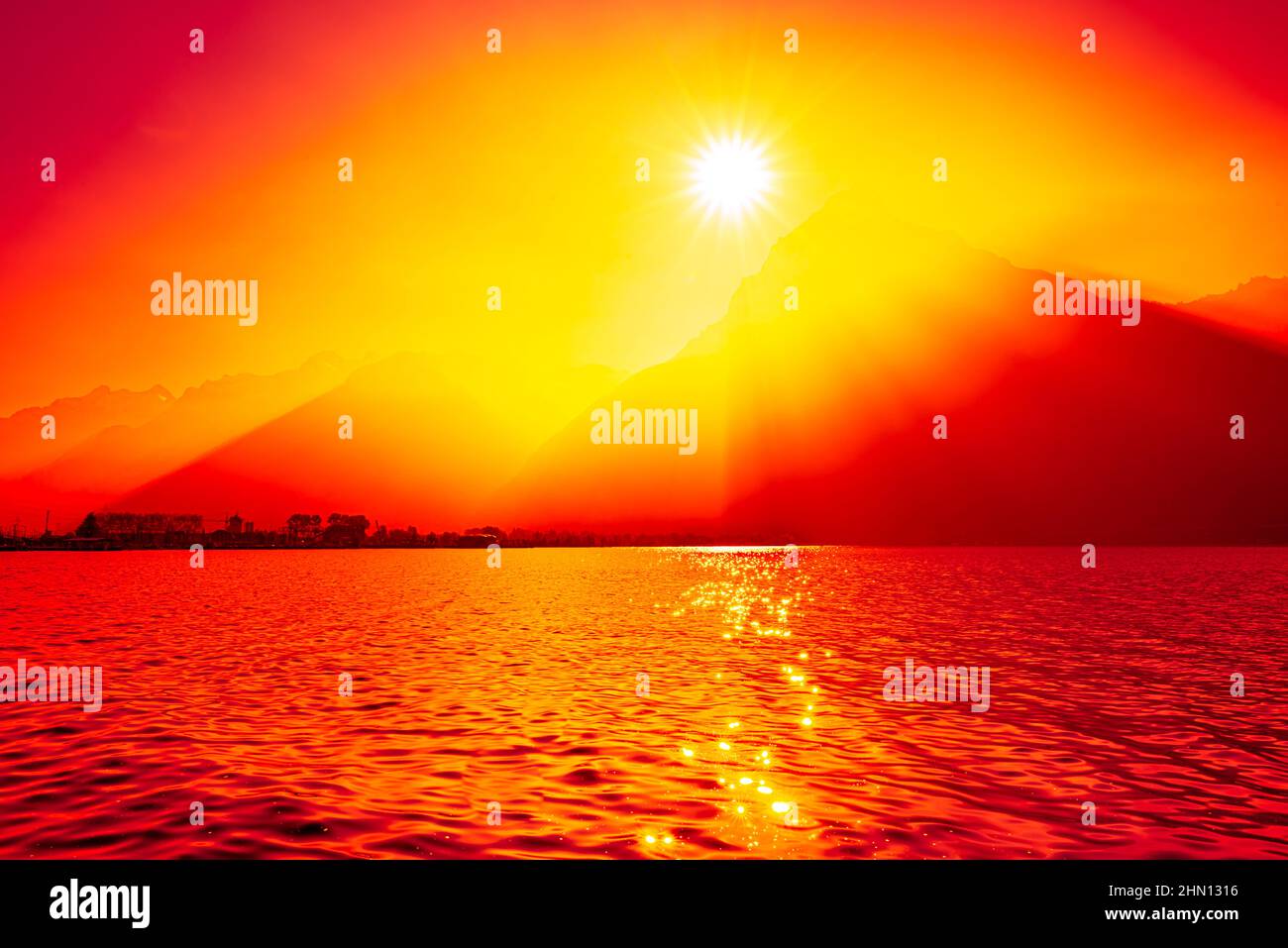 Shadows of Avalon. Fantastische Landschaft. Lichter und Schatten in den Bergen und auf dem Wasser des Sees. Stockfoto