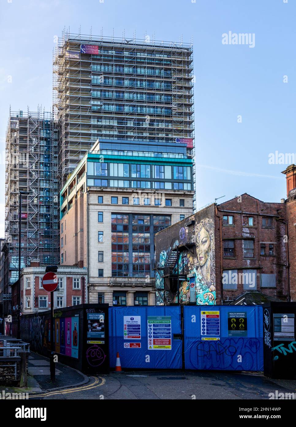 Turmgebäude mit Gerüsten während der Renovierung, aus Sicht des Northern Quarter, Manchester, England, Großbritannien Stockfoto