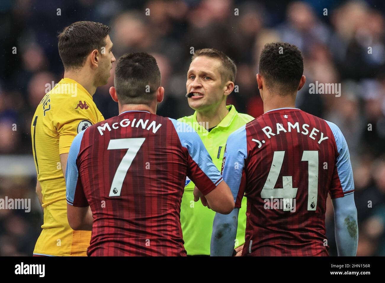 Schiedsrichter Craig Pawson spricht mit Emiliano Martinez #1 von Aston Villa, John McGinn #7 von Aston Villa und Jacob Ramsey #41 von Aston Villa als Berufung die Strafe, die an VAR gegangen ist Stockfoto