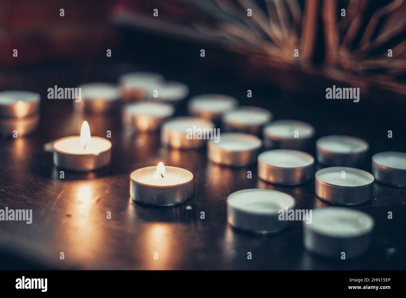 Unscharf verschwommener Teekerzen Hintergrund. Nahaufnahme Stockfoto