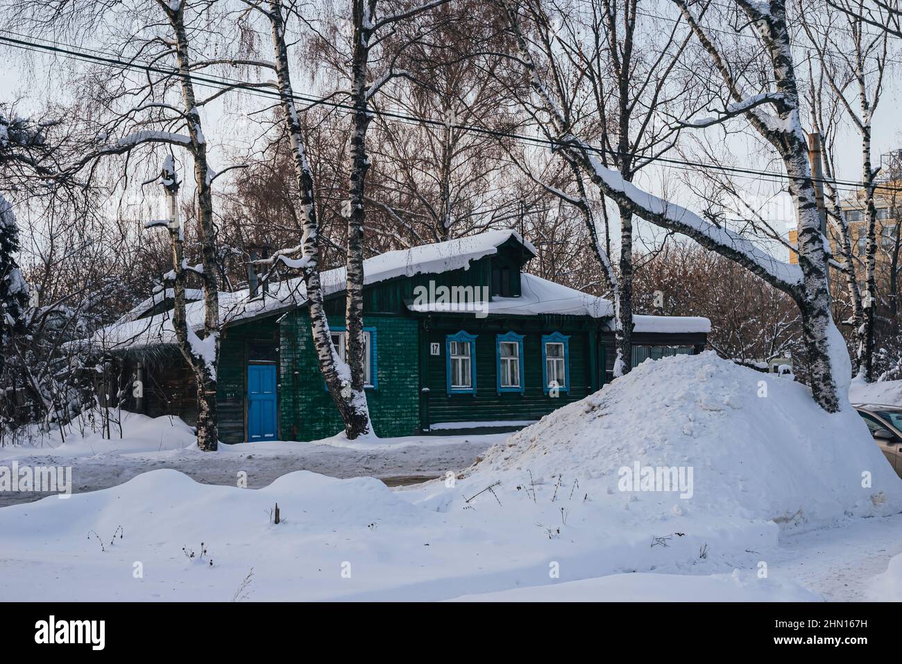 Nischni Nowgorod, Russland. 03. Januar 2022. Ein altes Holzhaus in den Innenhöfen des Ortszentrums. Ein vergessener Ort in den Straßen der Stadt Stockfoto