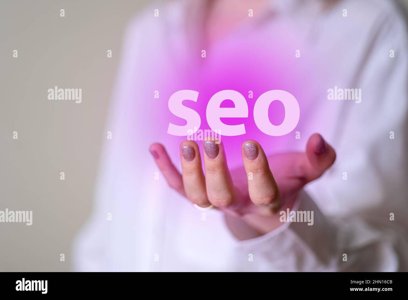 SEO in den gepflegten Händen einer Frau. Das Konzept der Förderung Website Traffic Ranking, die Optimierung Ihrer Website für Suchmaschinen-Ranking. Stockfoto