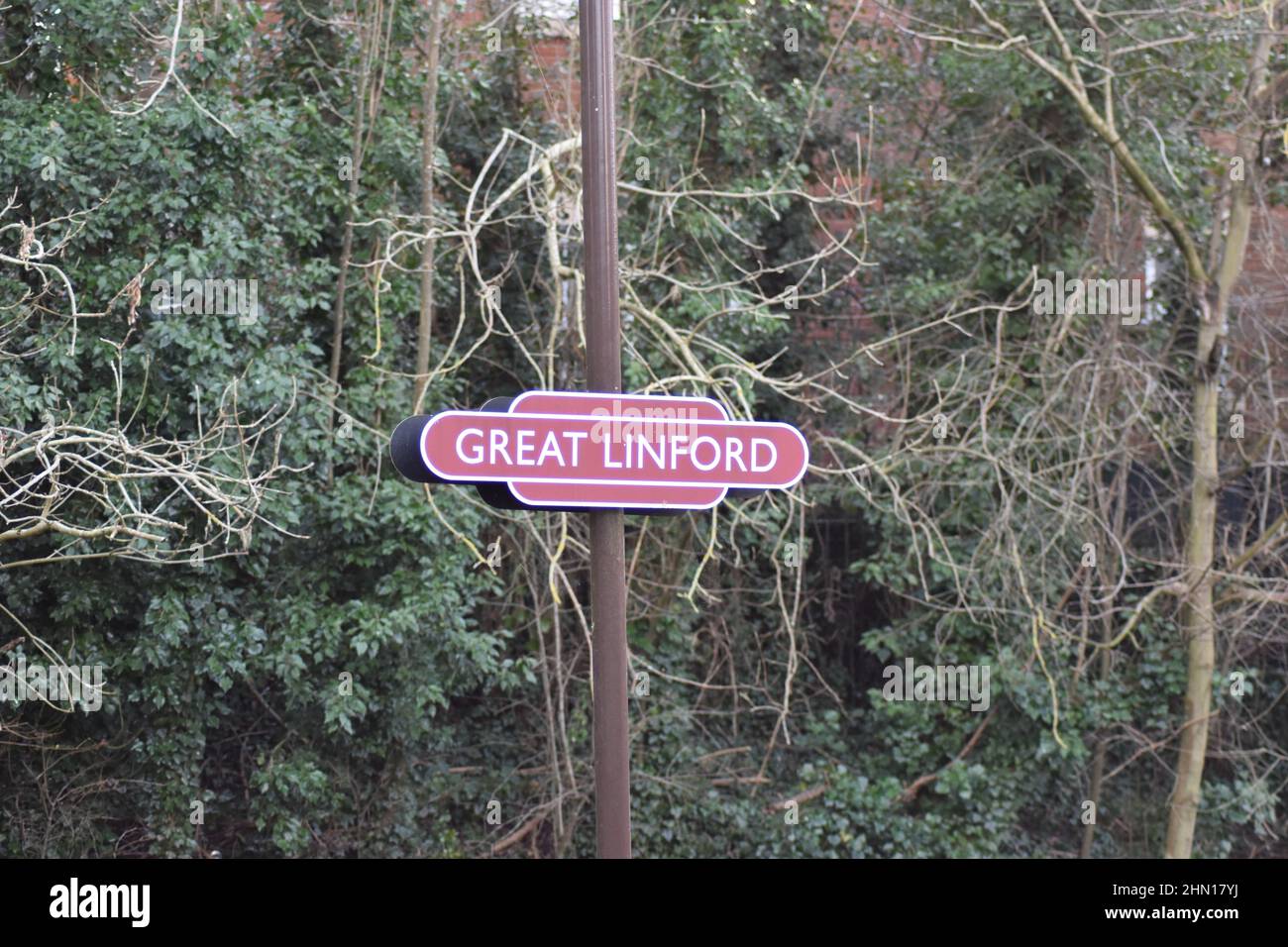 Großartiges Linford Bahnhofsschild. Diese befindet sich auf dem Bahnsteig des Bahnhofs, der noch existiert, obwohl die Strecke im Jahr 1967 geschlossen wurde. Stockfoto