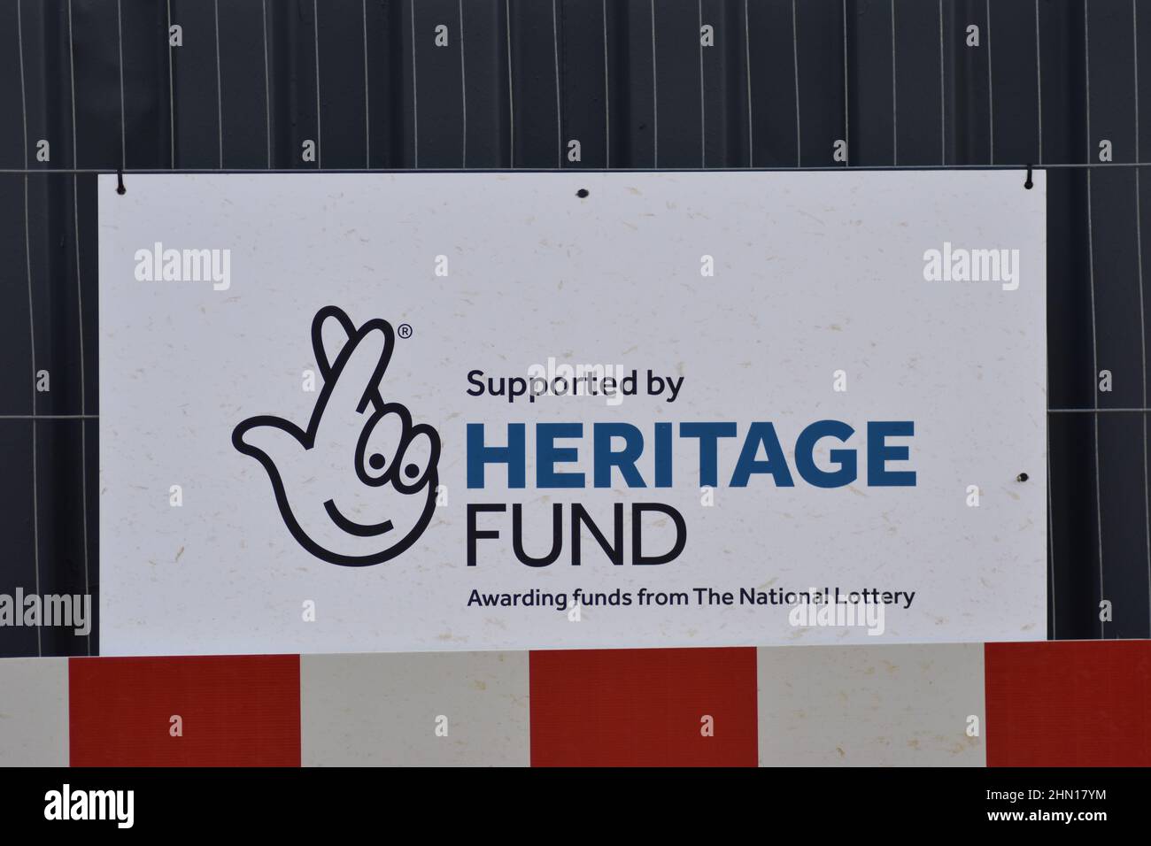 Schild an einer Baustelle: Unterstützt vom Heritage Fund, der Gelder der National Lottery vergibt. Stockfoto