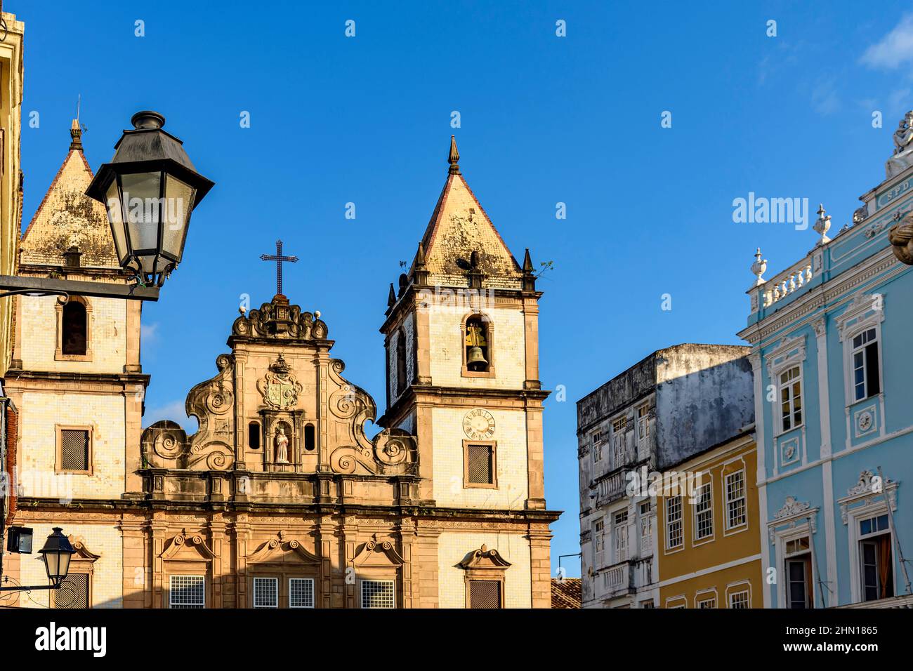 Fassade alter und historischer Kirchen und Häuser im kolonialen und barocken Stil im touristischen Zentrum von Pelourinhin, Stadt Salvador, Bahia Stockfoto