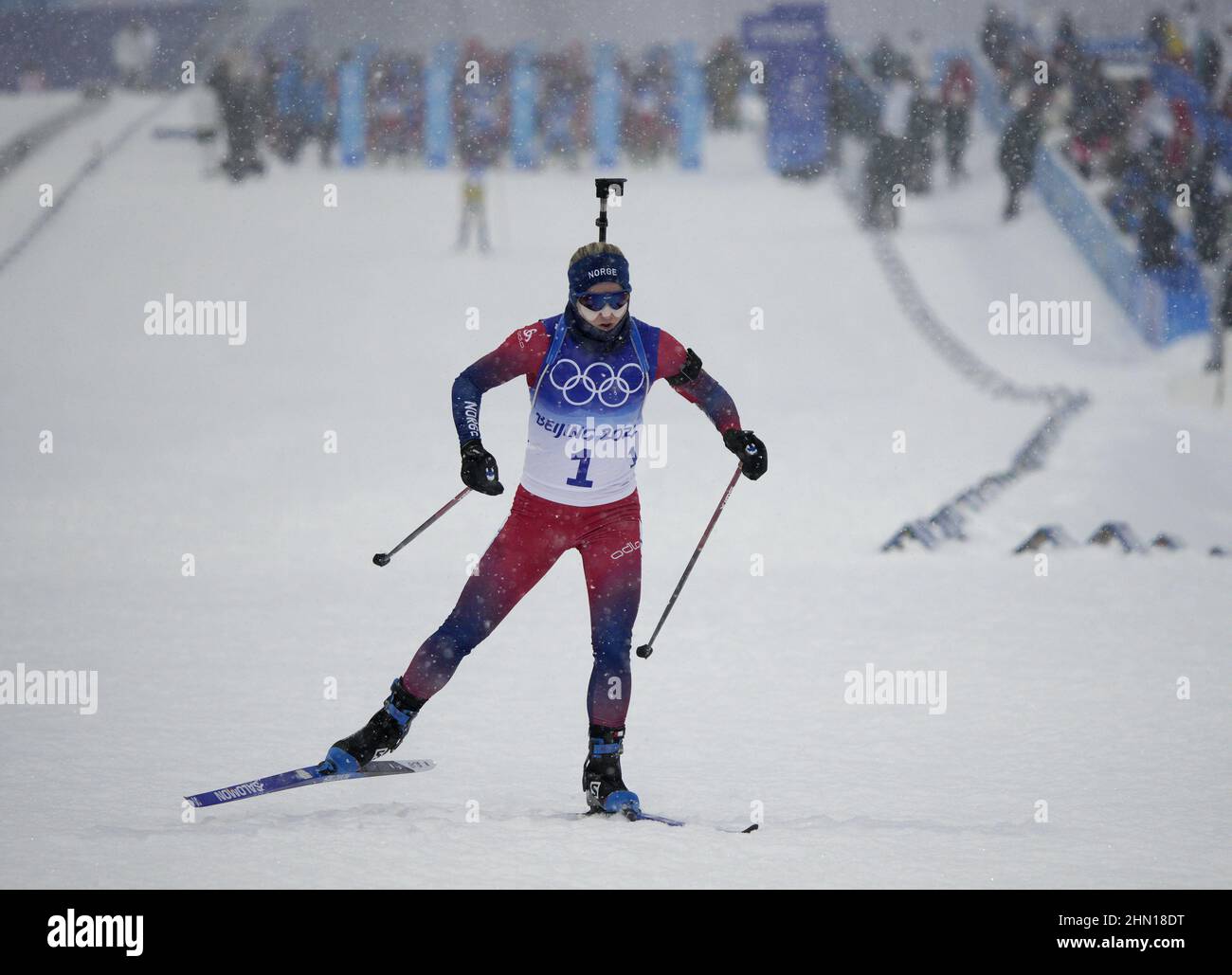 Zhangjiakou, China. 13th. Februar 2022. Marte Olsbu Roeiseland aus Norwegen verlässt am Sonntag, den 13. Februar 2022, das Starttor bei der Verfolgung von Frauen im Biathlon 10km bei den Olympischen Winterspielen in Peking 2022 in Zhangjiakou, China. Roeiseland gewann die Goldmedaille, Elvira Oeberg aus Schweden gewann die Silbermedaille und Tiril Eckhoff aus Norwegen gewann die Bronzemedaille Photo by Bob Strong/UPI . Kredit: UPI/Alamy Live Nachrichten Stockfoto