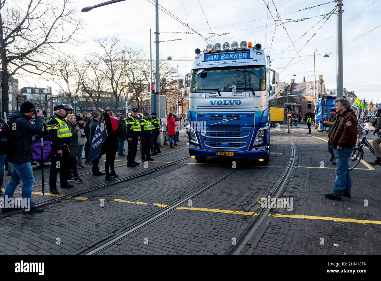 Den Haag, Niederlande. Am 13. Februar 2022 blockierte der holländische Freiheits-Konvoi die Stadt Den Haag in der Nähe des politischen Zentrums des Landes, Binnenhof. Der Kampf um die Freiheit, ein Ende der Maßnahmen von Corona, die Achtung der Verfassung und im Allgemeinen eine Wiedereröffnung der Gesellschaft. Nach einigen Stunden wurden sie von der Polizei gezwungen, in das ADO Fußballstadion zu gehen. ConvoyForFreedom2022. #ConvoyForFreedom2022 Stockfoto