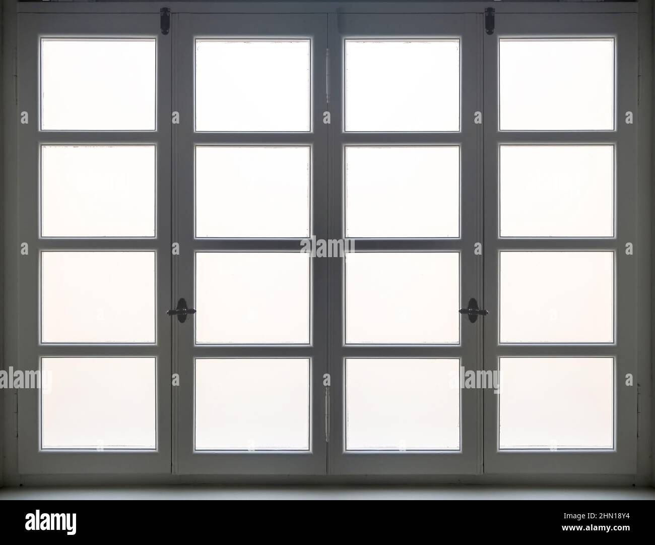 Fenster weiß Farbe Holzrahmen Hintergrund. Geschlossenes Retro-Fenster mit verwacklungsunscharfer Glasscheibe, altmodischem Griff und weißer Fensterbank Stockfoto