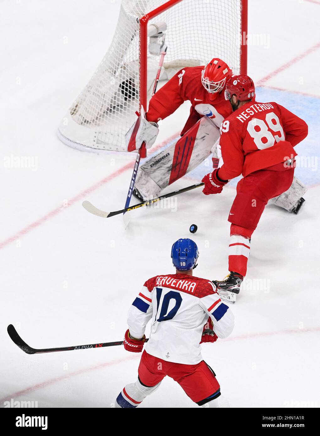 XXIV. Olympische Winterspiele in Peking. Hockey. Männer. Gruppenphase. Spiel zwischen der Nationalmannschaft der Tschechischen Republik und der Nationalmannschaft des ROC (Russland) im Staatlichen Sportpalast. ROC-Spieler Torwart Ivan Fedotov (links) und Nikita Nesterov (rechts) während eines Spiels. 12.02.2022 China, Peking Bildnachweis: Aleksandr Kazakov/Kommersant/Sipa USA Stockfoto