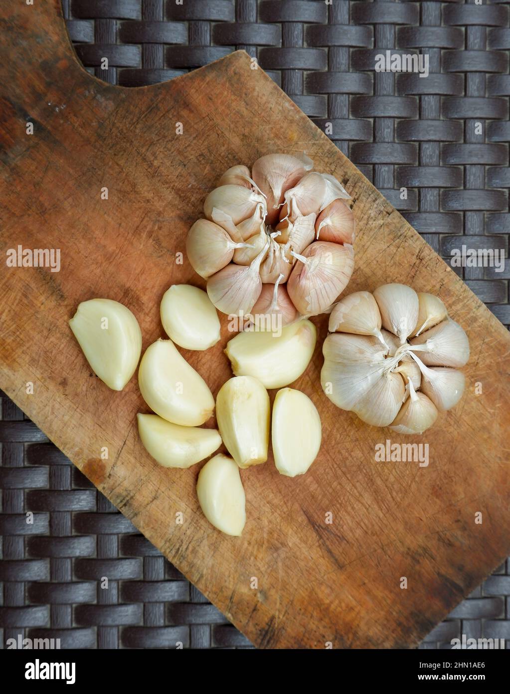 Knoblauch. Knoblauchzehen. Knoblauchzehe schälen. Knoblauch ist eines der Hauptgewürze der indonesischen Küche Stockfoto