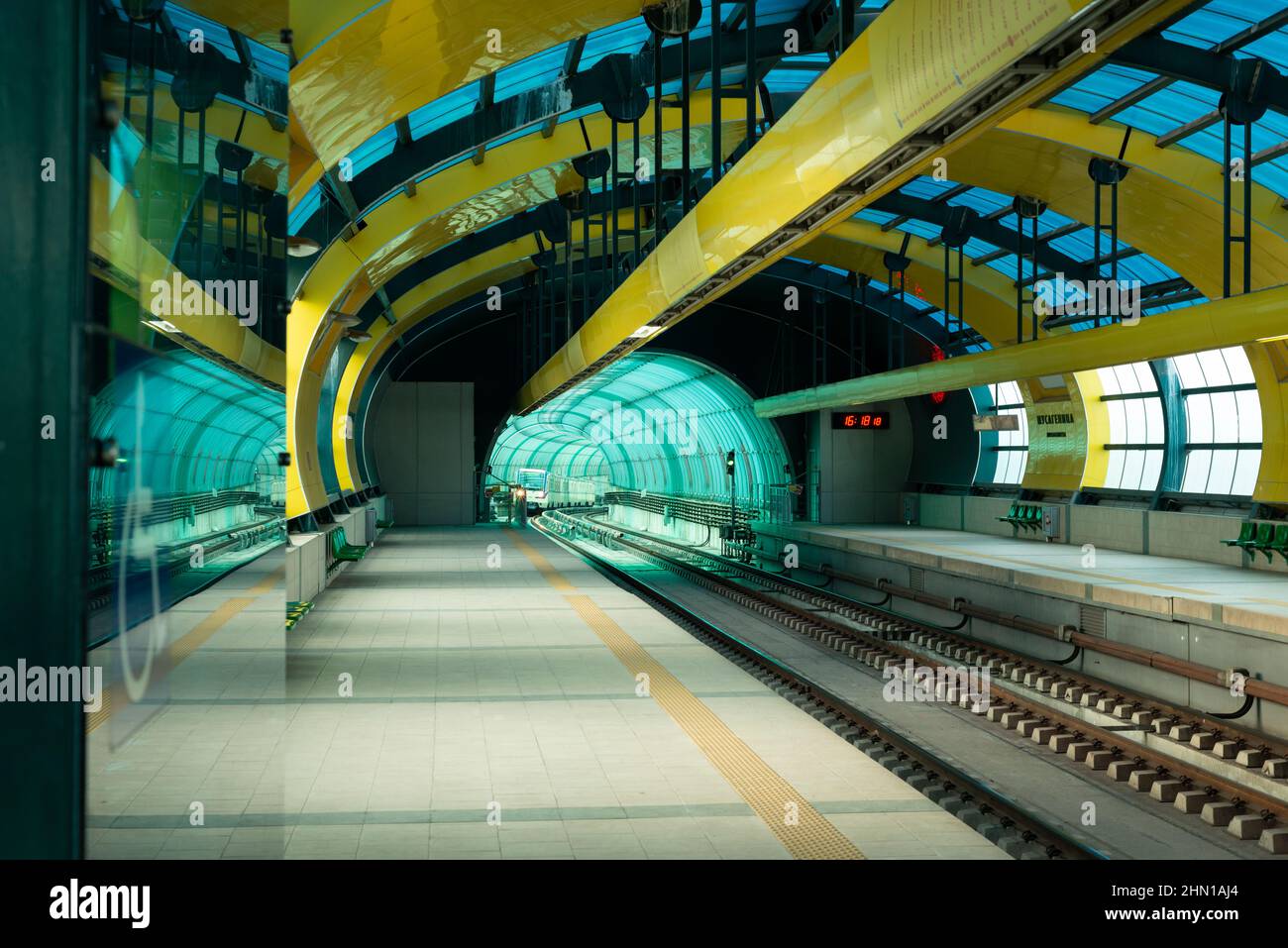 Russische UBahn UBahnModell 81740/741 Rusich nähert sich der leeren