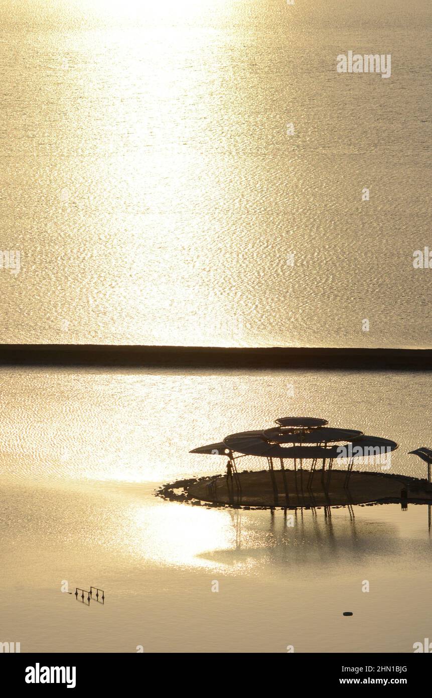 Malerischer Blick auf eine dekorative schwimmende Insel mit zwei Touristen, die auf das Meer blicken Stockfoto