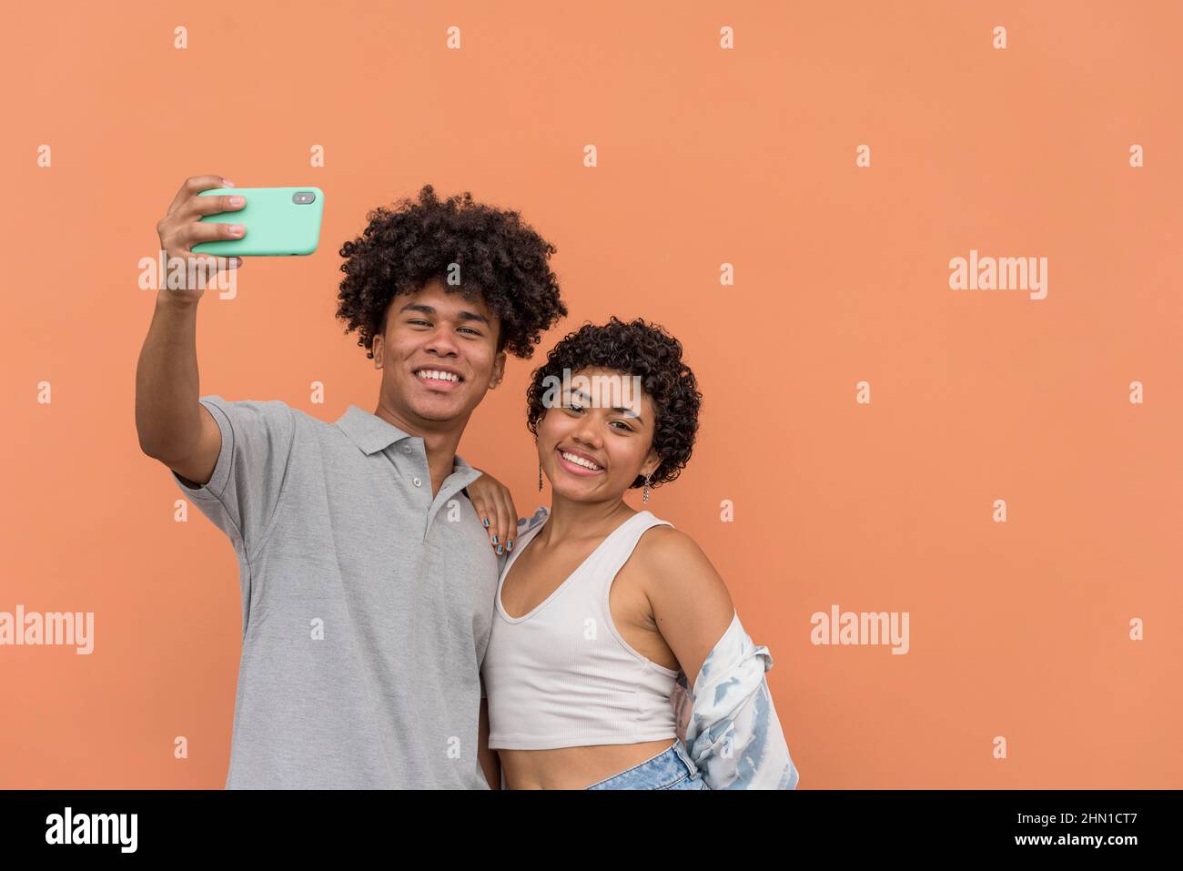 Afroamerikanisches lateinamerikanisches Paar mit Smartphone, Panama, Mittelamerika Stockfoto