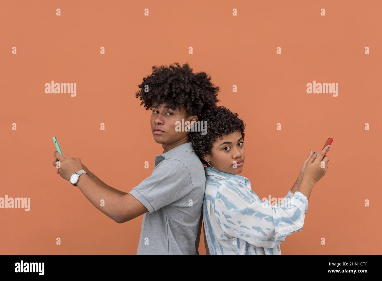 Afroamerikanisches lateinamerikanisches Paar mit Smartphone, Panama, Mittelamerika Stockfoto