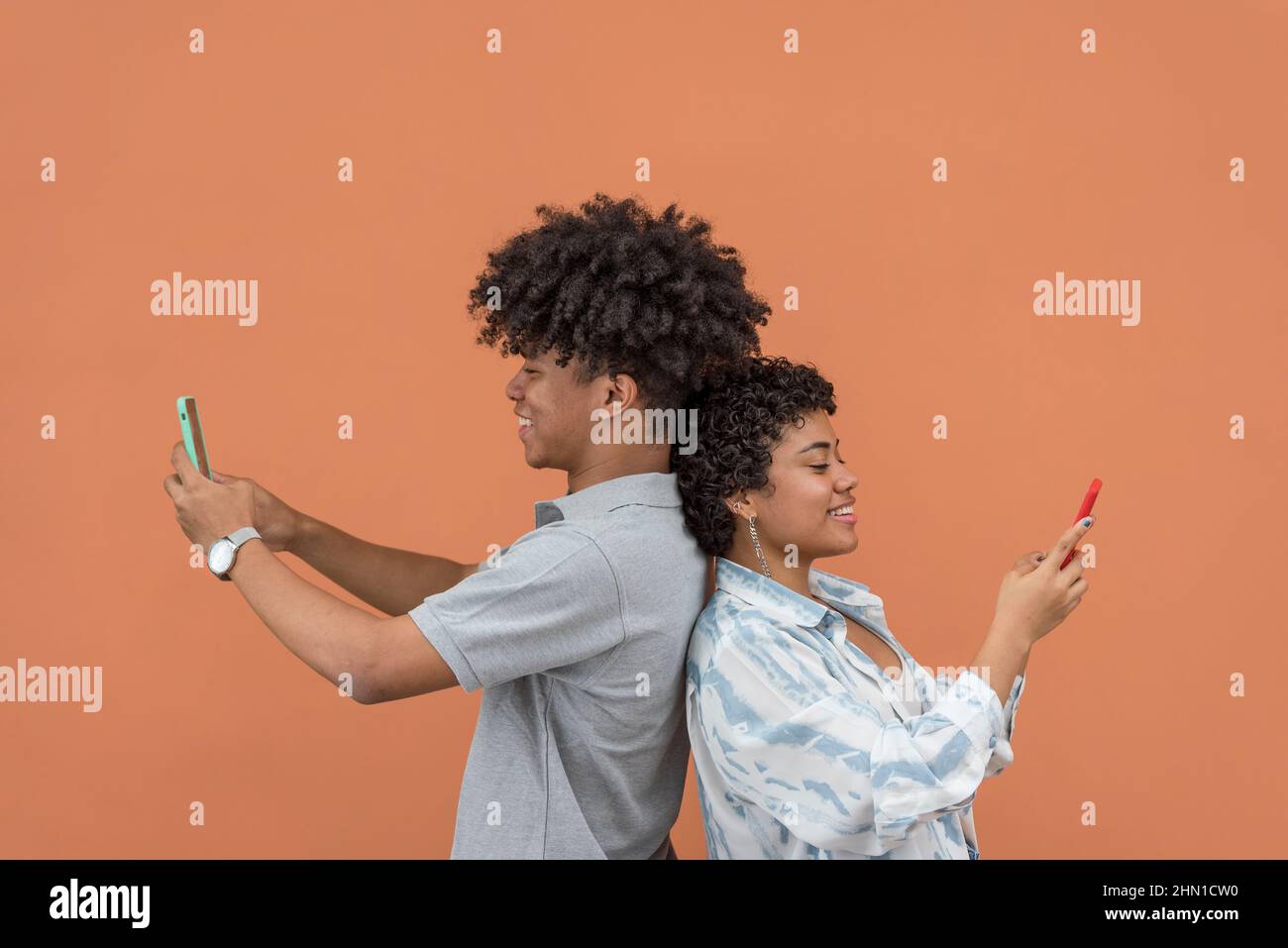 Afroamerikanisches lateinamerikanisches Paar mit Smartphone, Panama, Mittelamerika Stockfoto