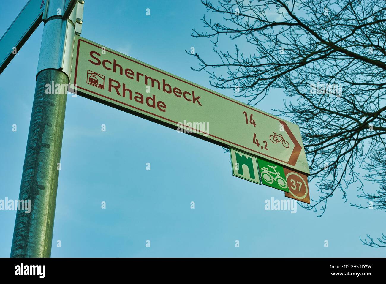 Wegweiser für den Radweg Schermbeck-Rhade und die 100 Burgen-Tour im Münsterland Stockfoto