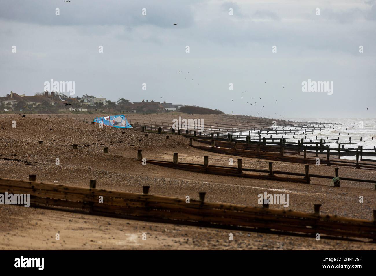 East Preston, Großbritannien, 13th. Februar 2022. Kitesurfer, bevor sie bei starken Winden am East Preston Beach in West Sussex auf dem Wasser fahren. Quelle: Steven Paston/Alamy Live News Stockfoto