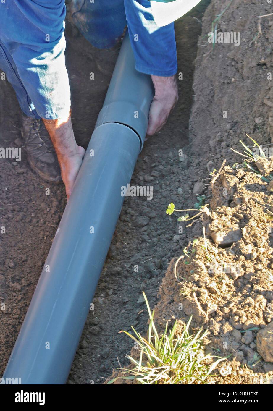 Anschluss im Graben der PVC-Sanitärrohre. Stockfoto