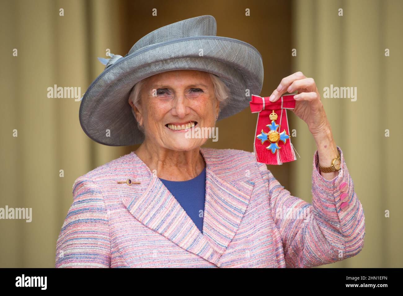 Datei-Foto vom 20/05/16 von Beryl Vertue mit ihrer Commander of the Order of the British Empire (CBE) Medaille, nach einer Investiturzeremonie im Buckingham Palace, London. Der TV-Produzent Beryl Vertue, dessen Unternehmen die Hitserie Men Behaving Badly and Sherlock ins Leben gerufen hat, ist im Alter von 90 Jahren verstorben. Der einflussreiche Medienvertreter „starb friedlich“ am Samstag, umgeben von einer Familie. Ausgabedatum: Sonntag, 13. Februar 2022. Stockfoto