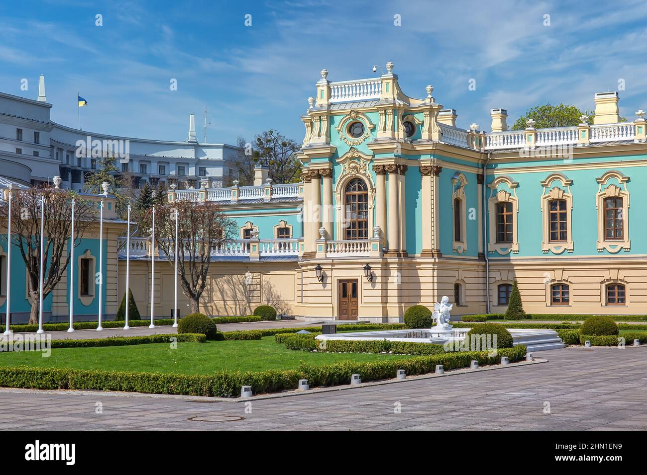 KIEW, UKRAINE - 24th. April 2019: Linker Flügel des Mariinski-Palastes Stockfoto