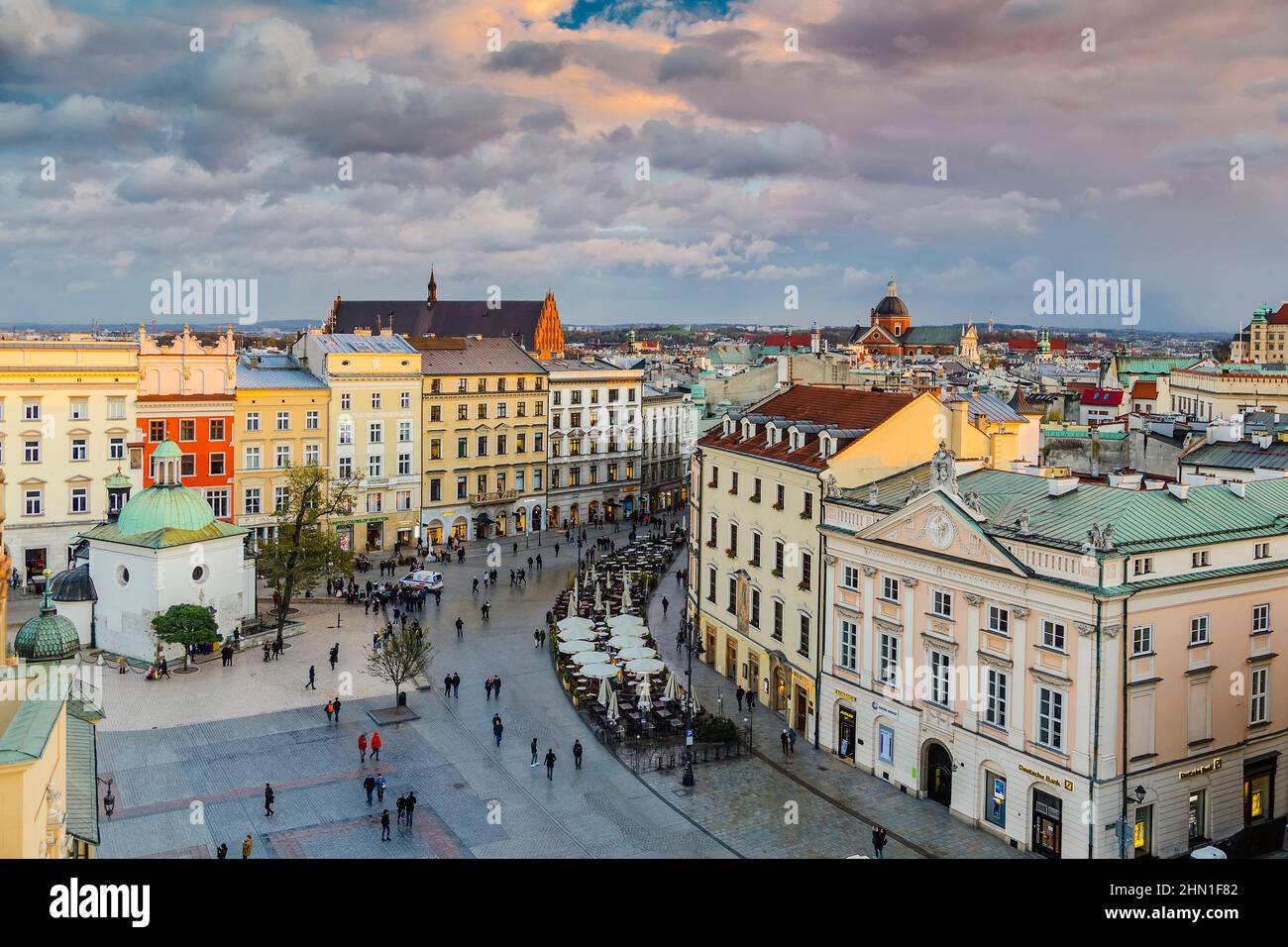 Blick auf den Marktplatz und die Grodzka Straße vom Turm des Rathauses in Krakau bei Sonnenuntergang. Polen Stockfoto