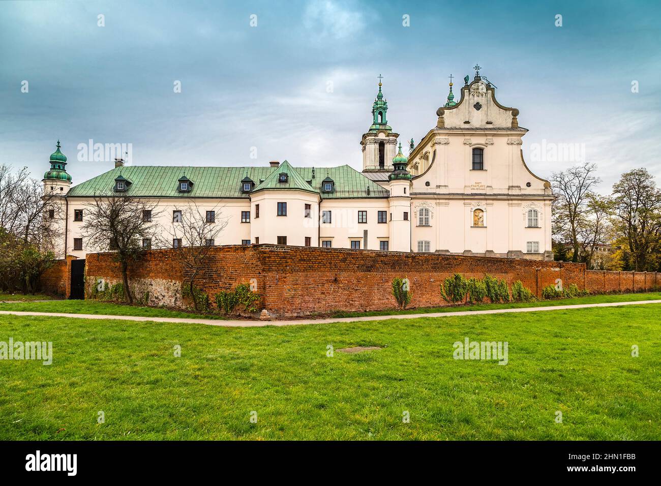 Die Kirche des Erzengels Michael und des Bischofs und Märtyrers des Hl. Stanislaus und der Pauline, das Kloster Skałka, was auf Polnisch „ein kleiner Felsen“ bedeutet Stockfoto