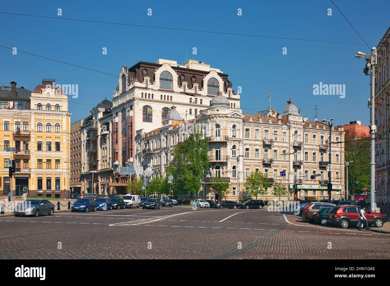 KIEW, UKRAINE - 25th. April 2019: Wunderschöne Architektur im Zentrum der thw-Stadt in der Wolodymyrska-Straße Stockfoto