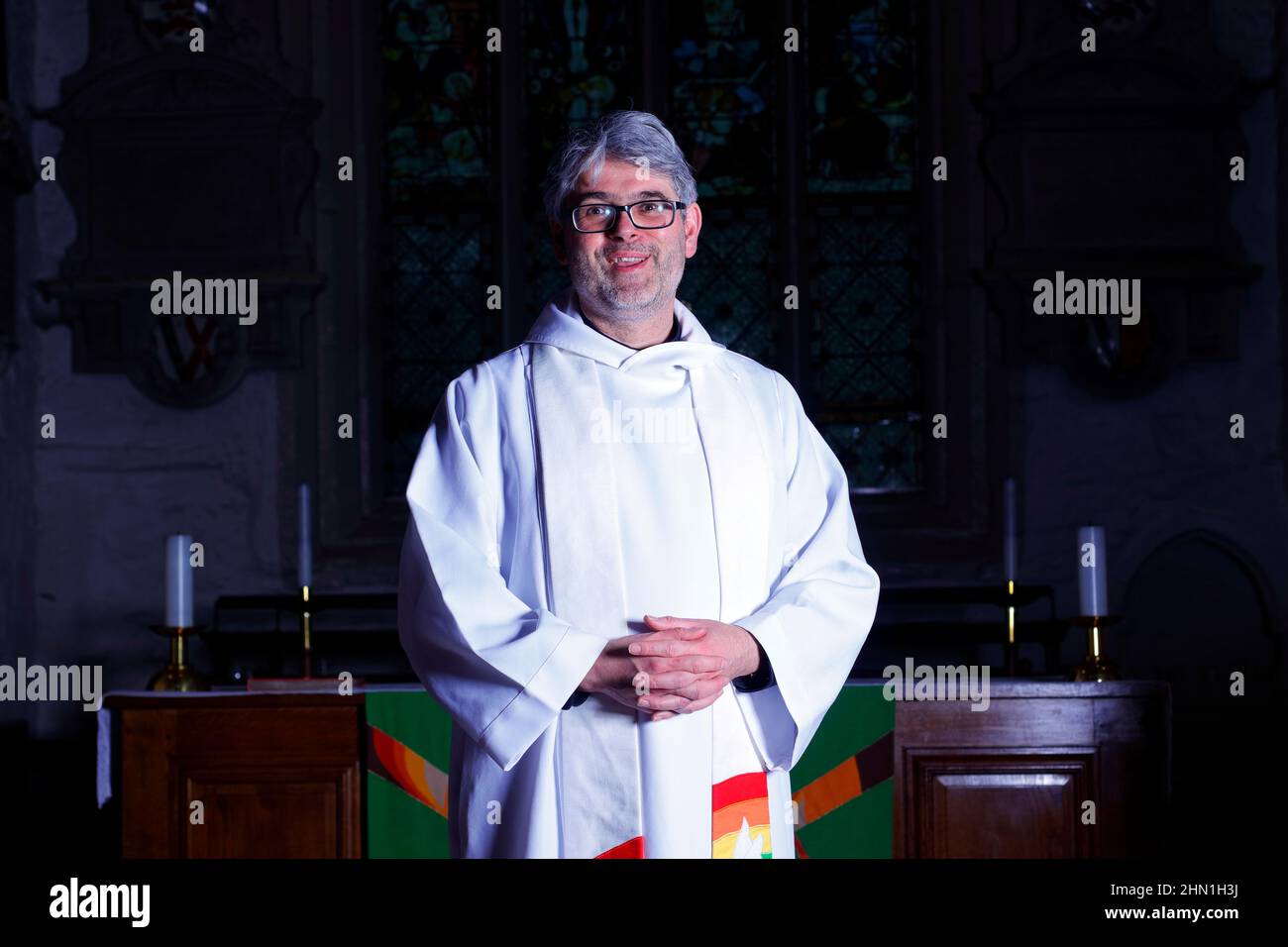 Reverend Bob Bailey in der St. Mary's Church in Kippax, Leeds, West Yorkshire, Großbritannien Stockfoto