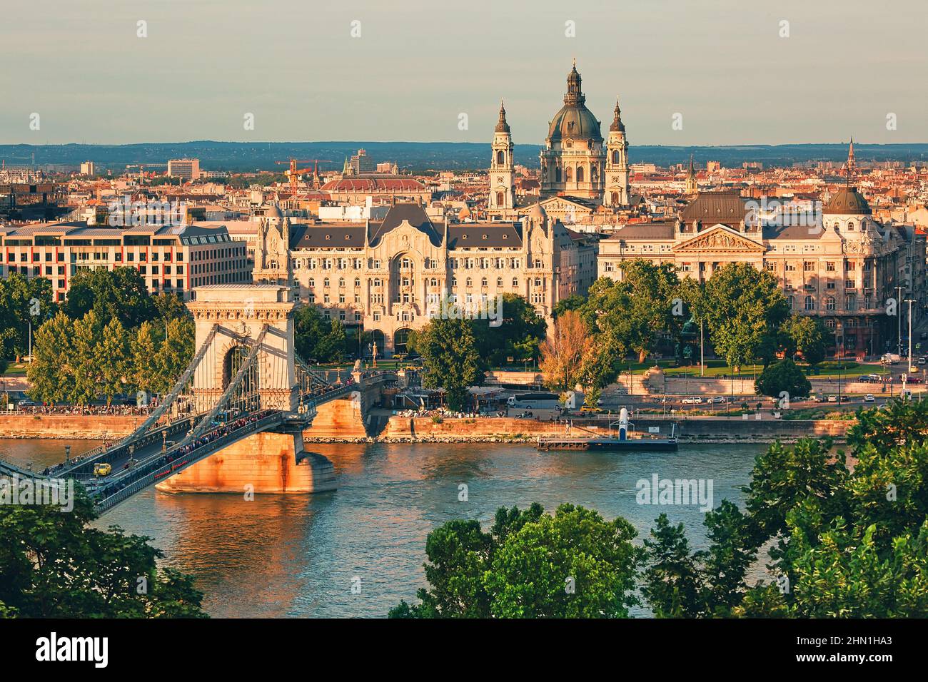 Blick auf das Stadtzentrum von Budapest über die Donau, wunderschöne Stadtlandschaft bei Sonnenuntergang Stockfoto