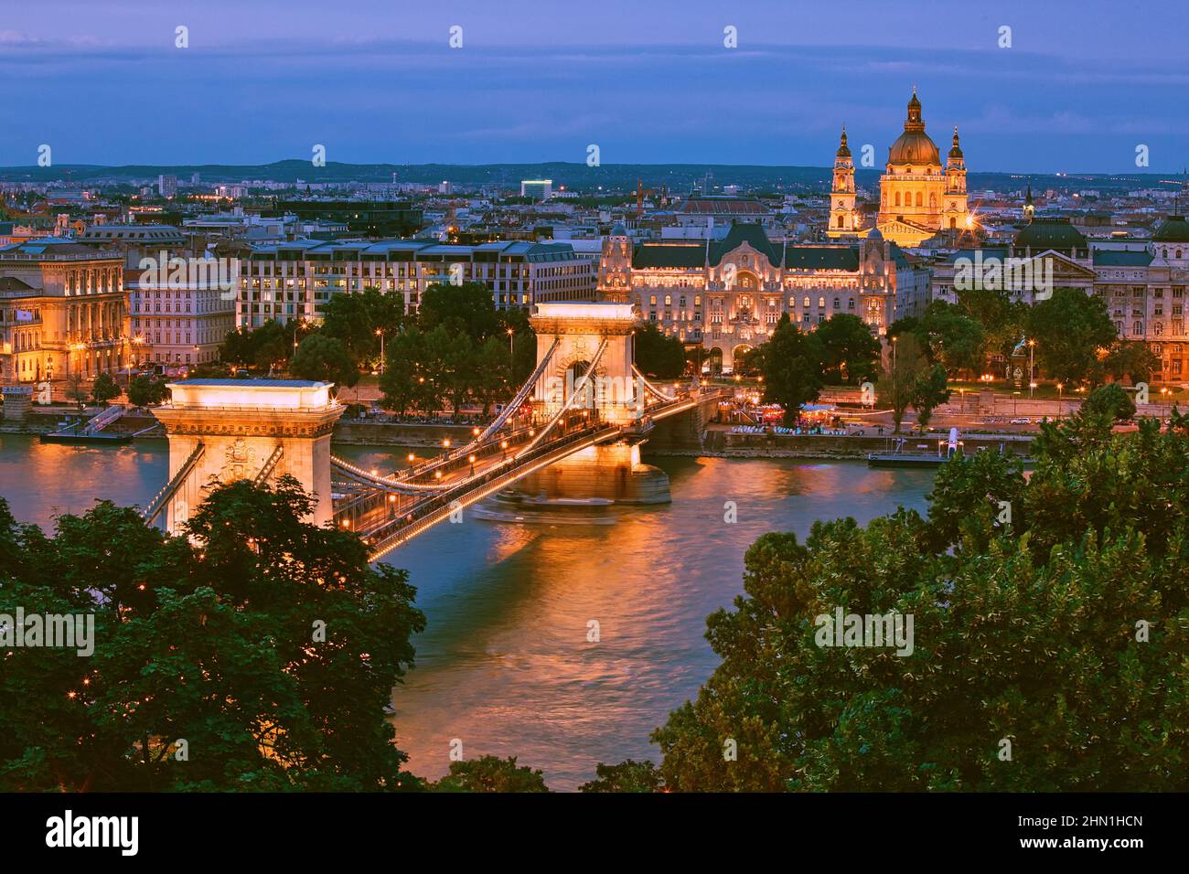 Blick auf die Innenstadt von Budapest über die Donau, wunderschöne Stadtlandschaft nach Sonnenuntergang Stockfoto