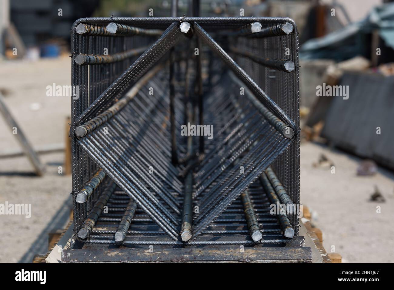 Stahl- und Eisendraht. Arbeiten mit Schwermetallen. Stahlindustrie. Arbeitshand und Stahlproduktion. Stockfoto