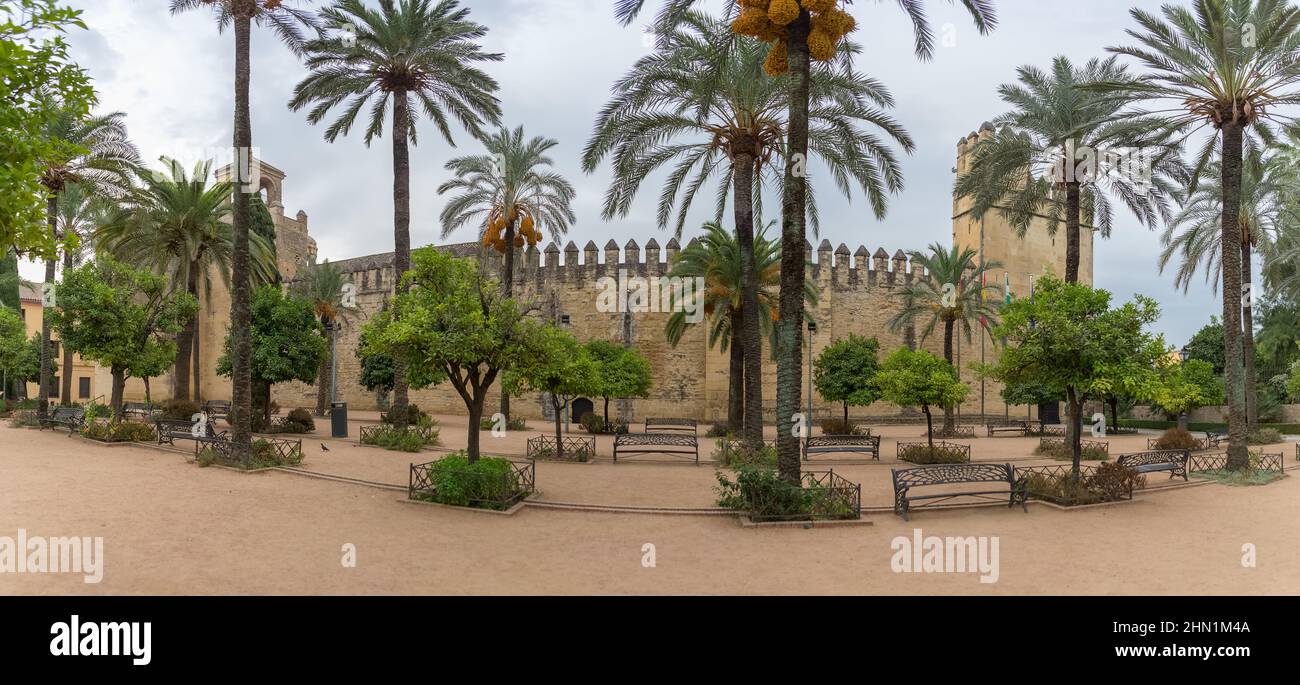 Cordoba Spanien - 09 13 2021: Panoramablick von außen auf den Alcázar der Festung der christlichen Könige oder den Alcázar von Córdoba, einem mittelalterlichen alcázar Stockfoto