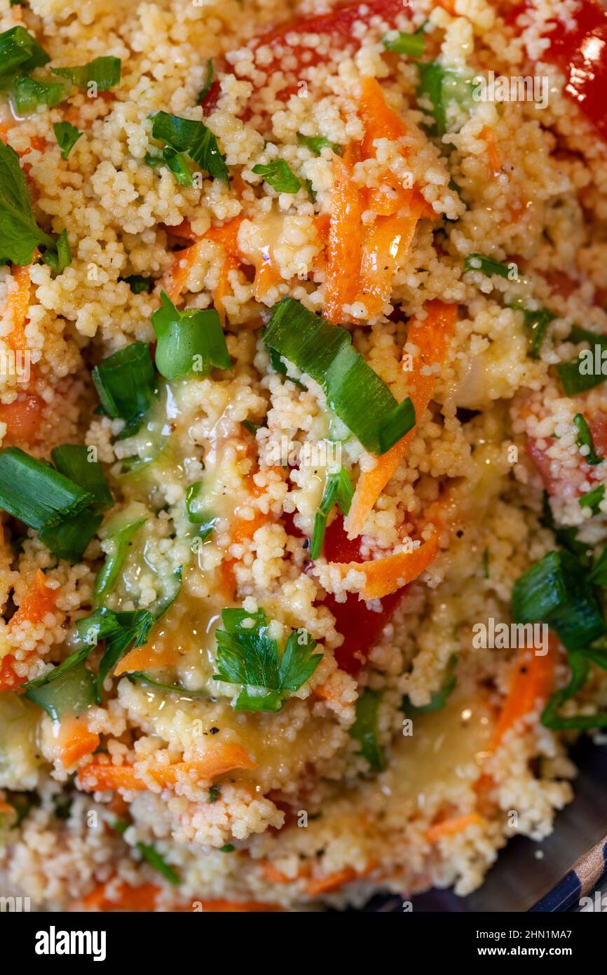 Tabule Salat mit Minze, Pfeffersizen und Gewürzen Stockfoto