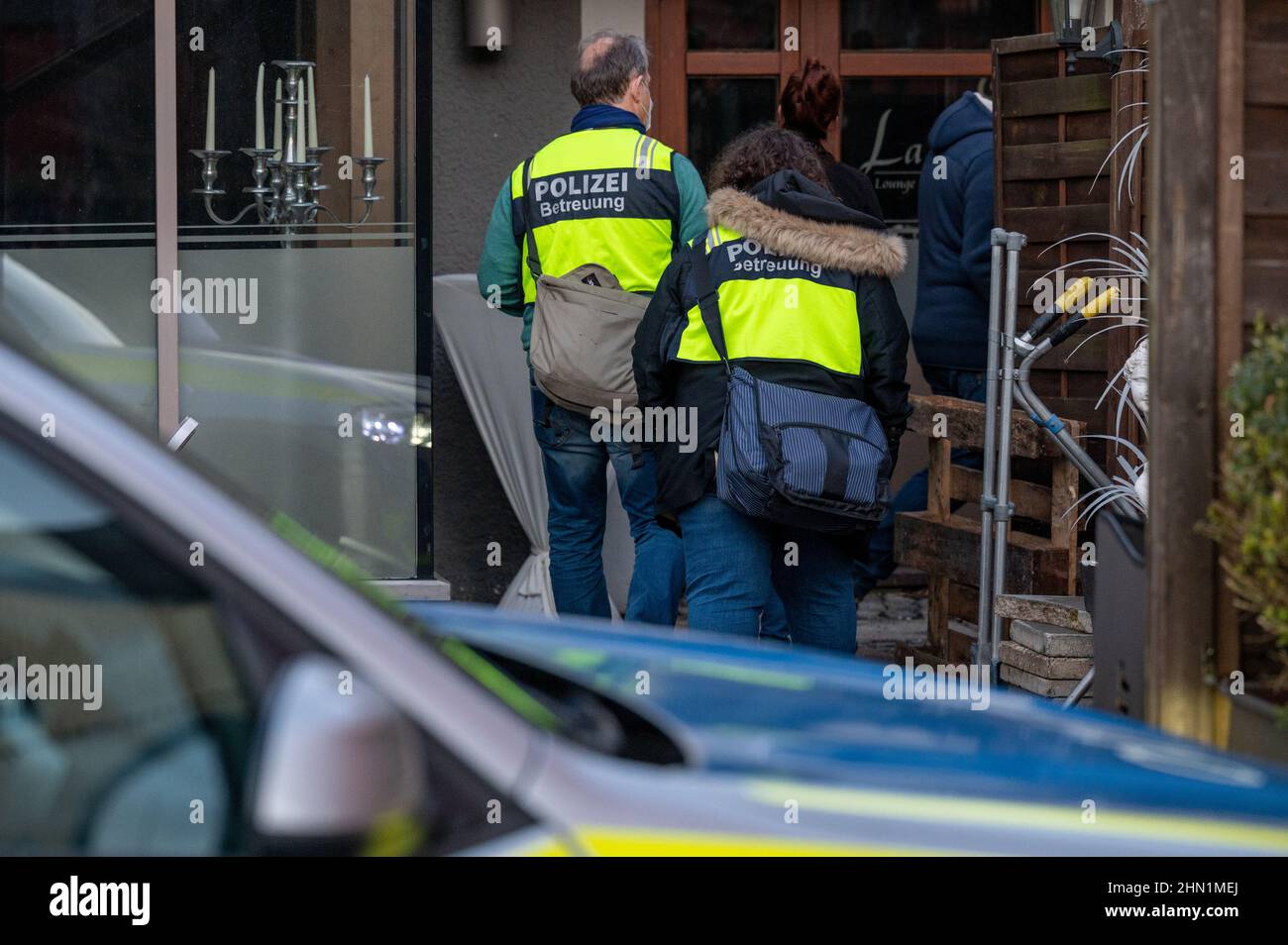 Weiden In Der Oberpfalz, Deutschland. 13th. Februar 2022. Polizisten gehen in ein Restaurant in der Innenstadt. Nach einem Besuch in einem Restaurant könnte ein 52-jähriger Mann an einer Vergiftung gestorben sein. Sieben weitere Menschen wurden verletzt, einige sogar schwer, teilte die Polizei am Sonntag mit. Quelle: Armin Weigel/dpa/Alamy Live News Stockfoto