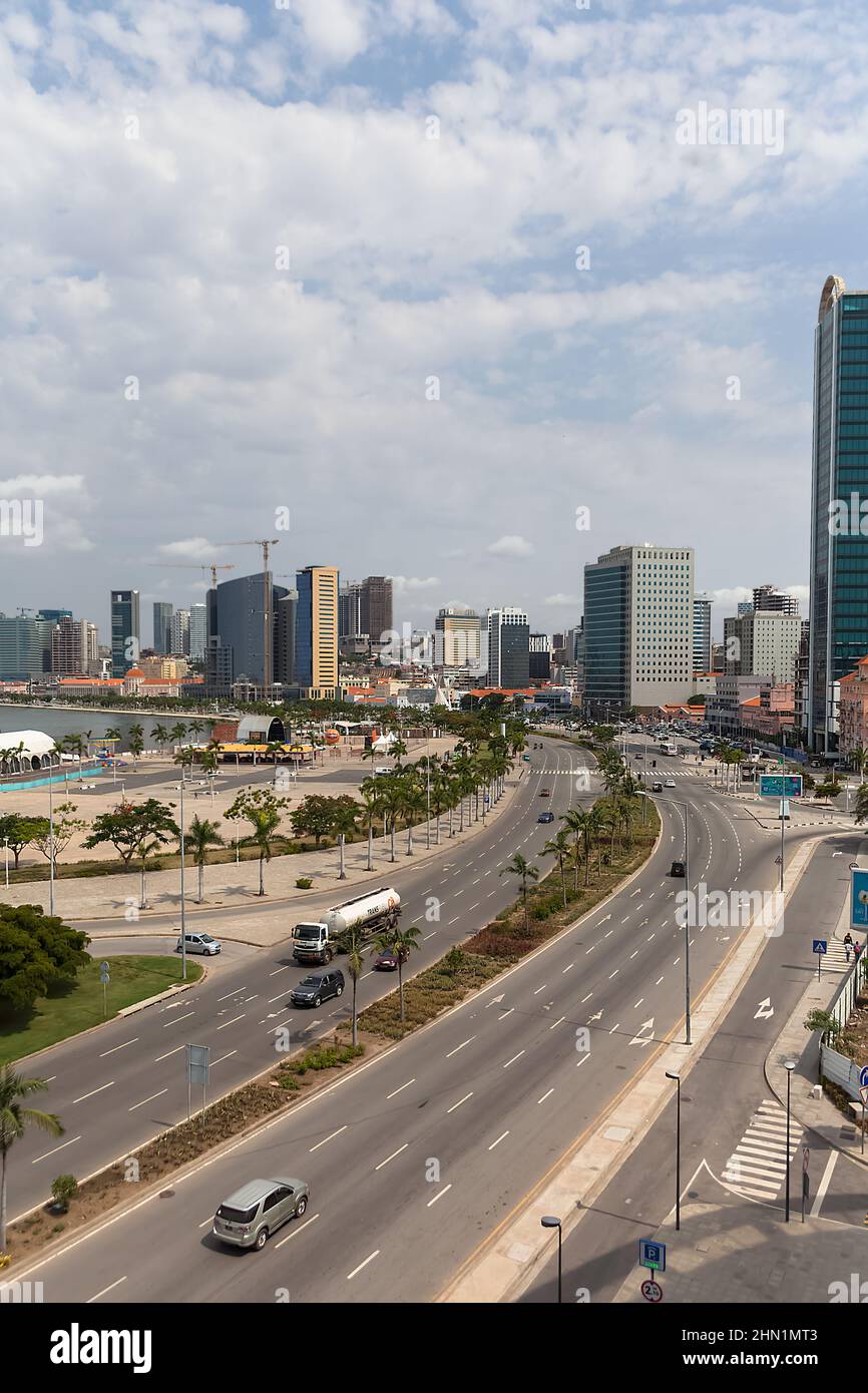 Luanda Angola - 10 13 2021: Luftaufnahme der Innenstadt von Luanda, Bucht, Cabo Island und Hafen von Luanda, marginale und zentrale Gebäude, in Angola Stockfoto