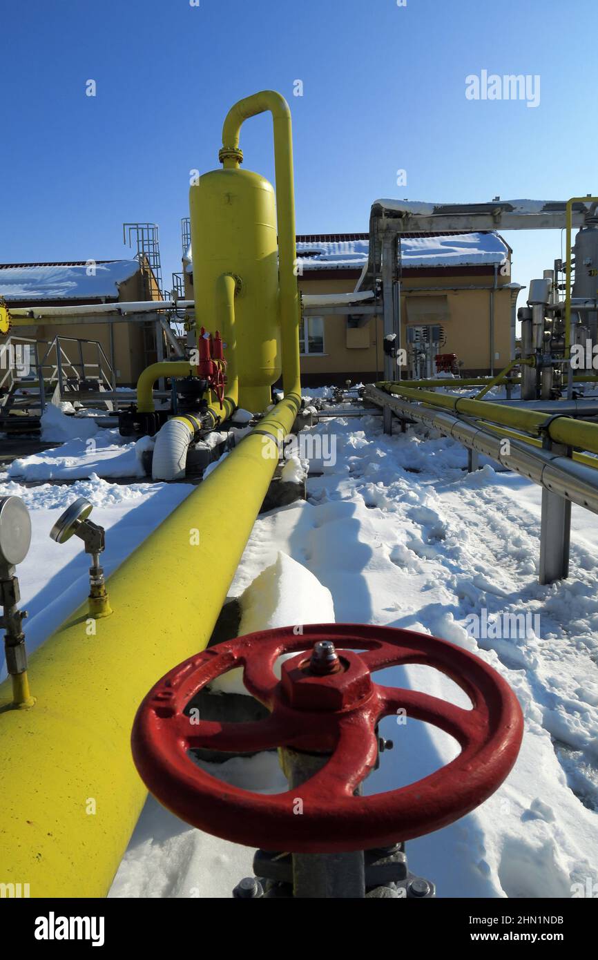 Sofia, Bulgarien - Jan 22 2022: Pipelines in einer Gasverdichtungsstation in der Nähe von Sofia Stockfoto