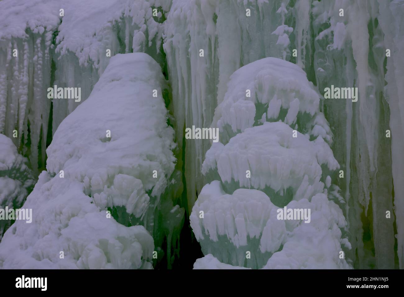 Skulpturen aus Eiszapfen und mit Schnee gekrönt an Eisschlössern im Genfersee, Wisconsin, USA Stockfoto