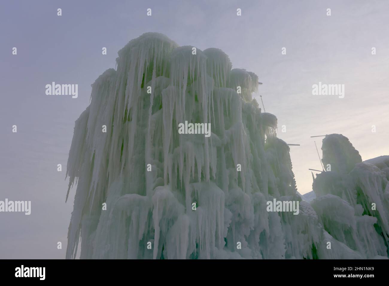 Eine Skulptur aus Eiszapfen, die am Genfer See in Wisconsin, USA, gegen den Himmel ragen Stockfoto