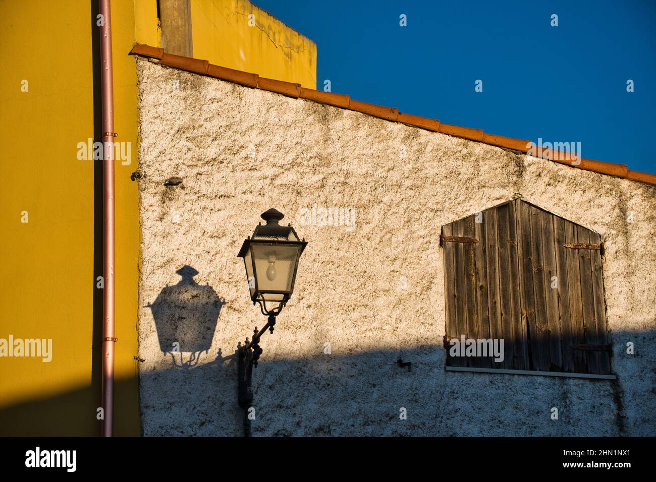 Komposition aus Farben und architektonischen Elementen in einer kleinen Stadt mitten auf Sardinien Stockfoto