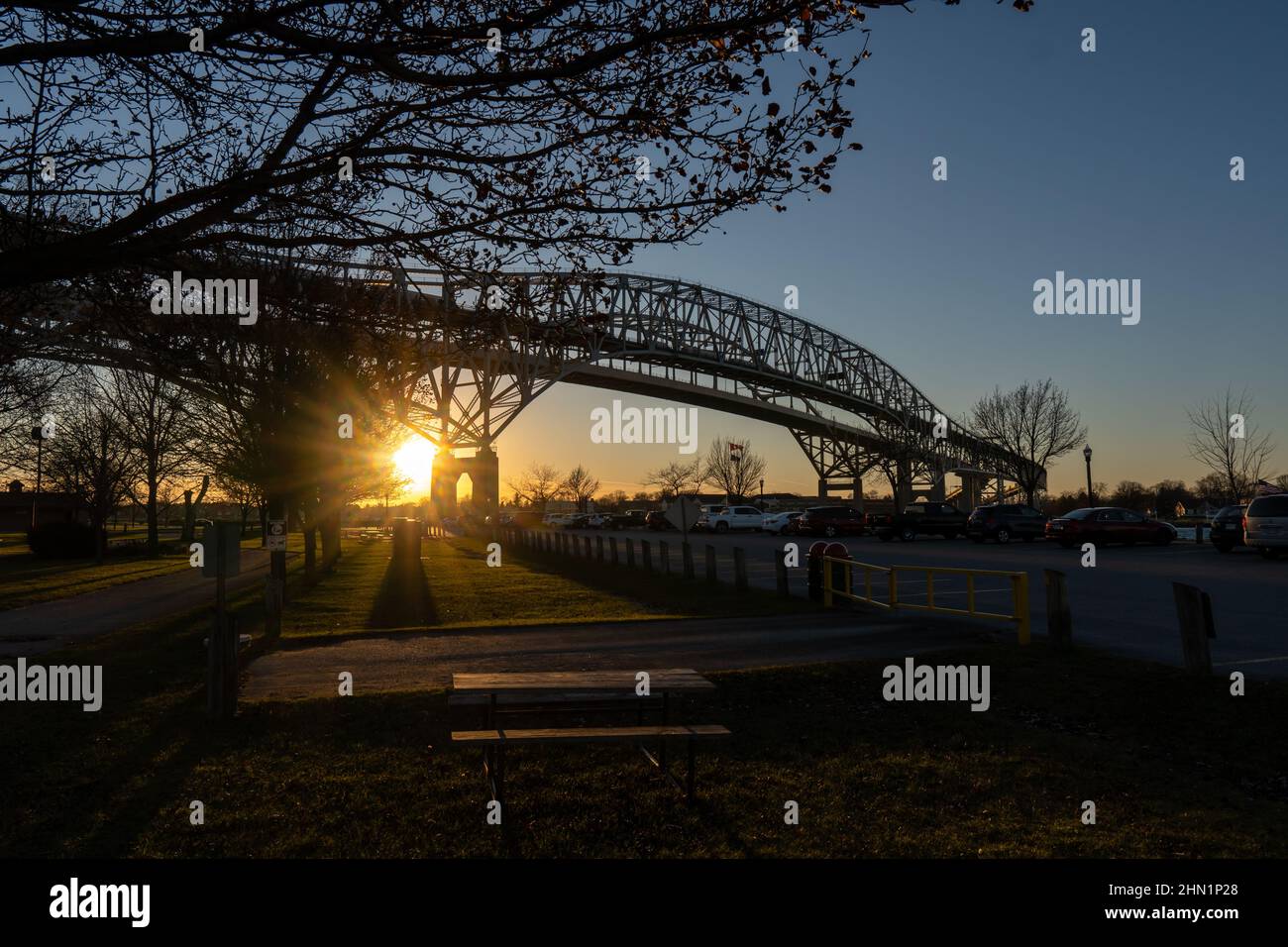 Blue Water Bridge in Sarnia, Ontario, Kanada Blick auf Port Huron, Michigan, Vereinigte Staaten von Amerika. Eine internationale Grenzübergangsfederung Stockfoto