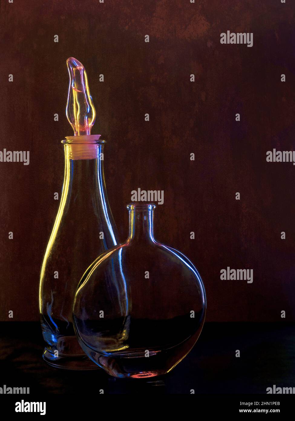 Zwei Flaschen, wunderschön hinterleuchtete Standzeit mit Copyspace. Stockfoto